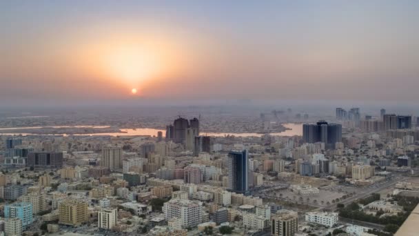 Lever de soleil avec Paysage urbain d'Ajman depuis le toit timelapse. Ajman est la capitale de l'émirat d'Ajman aux Émirats arabes unis . — Video