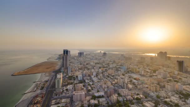 Çatı zaman atlamalı Ajman Cityscape ile gün doğumu ve sabah. Ajman, Birleşik Arap Emirlikleri'ndeki Ajman Emirliği'nin başkentidir.. — Stok video