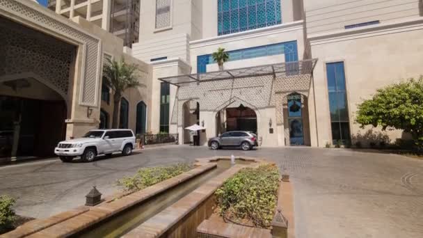 Building of luxurious 5-star hotel in Ajman timelapse nestled near the turquoise waters of Arabian Gulf. — Stock Video