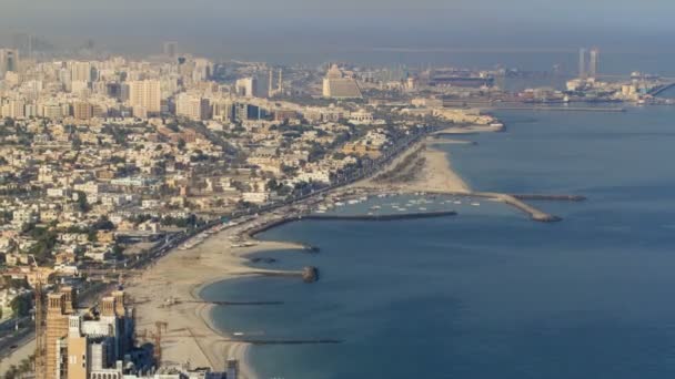 Panoramatický pohled na Sharjah pobřeží z Ajman na střeše třetího největšího a nejlidnatější město ve Spojených arabských emirátech — Stock video