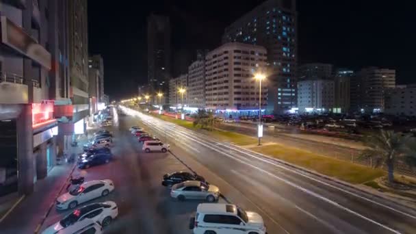 Paisaje urbano de Ajman desde el puente por la noche timelapse. Ajman es la capital del emirato de Ajman en los Emiratos Árabes Unidos . — Vídeos de Stock