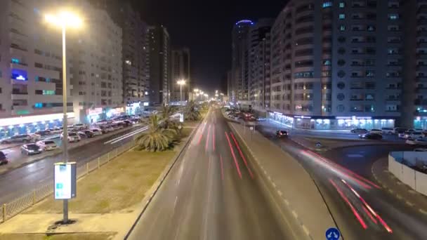 Cityscape van Ajman van brug 's nachts timelapse. Ajman is de hoofdstad van het emiraat Ajman in de Verenigde Arabische Emiraten. — Stockvideo