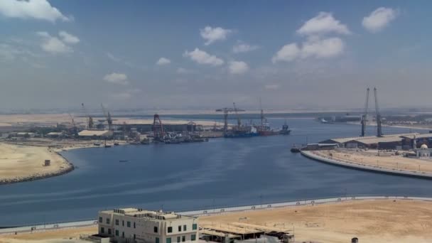 Pobřeží Ajman na konci dne na střeše. Ajman je hlavní město emirát Ajman ve Spojených arabských emirátech.. — Stock video