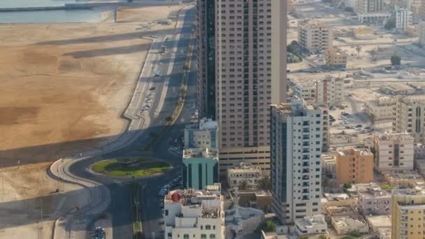 Cityscape van Ajman vanaf het dak ochtend na zonsopgang timelapse. Ajman is de hoofdstad van het emiraat Ajman in de Verenigde Arabische Emiraten. — Stockvideo