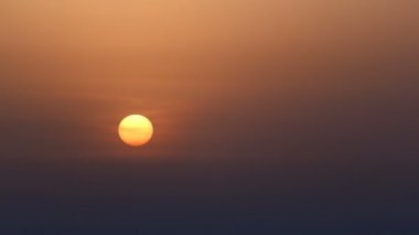 Çatı saatinden Ajman'da gün doğumu. Ajman, Birleşik Arap Emirlikleri'ndeki Ajman Emirliği'nin başkentidir..