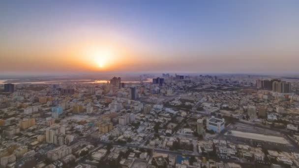 Wschód słońca z Cityscape z Ajman z timelapse na dachu. Ajman jest stolicą emiratu Adżman w Zjednoczone Emiraty Arabskie. — Wideo stockowe