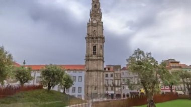 Bulutlu mavi gökyüzü arka plan timelapse hyperlapse Clerigos Kilisesi'nin çan kulesi