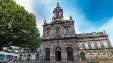 Porto, Portekiz Trinity Kilisesi timelapse hiperlapse. Porto Avrupa'nın en popüler turistik yerlerinden biridir.