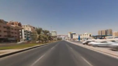 Ajman timelapse hiperlapse sokaklarında sürücü. Ajman, Birleşik Arap Emirlikleri'ndeki Ajman Emirliği'nin başkentidir..