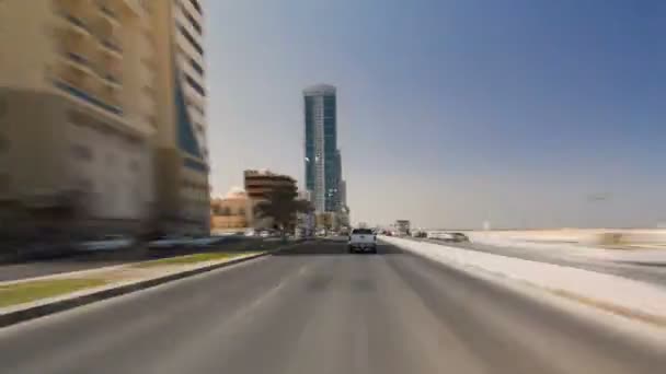 Meghajtó utcáin Ajman TimeLapse hyperlapse. Ajman az Egyesült Arab Emírségekben található Ajman Emirátus fővárosa.. — Stock videók