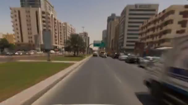 아즈만 타임랩스 하이퍼랩스의 거리에서 운전. 아즈만은 아랍에미리트의 아즈만 에미리트의 수도입니다.. — 비디오