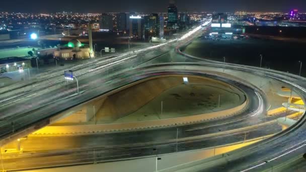 Paisaje urbano de Ajman desde la azotea en horario nocturno. Ajman es la capital del emirato de Ajman en los Emiratos Árabes Unidos . — Vídeos de Stock