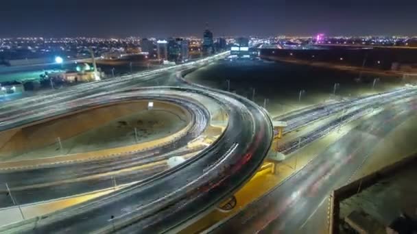 城市景观的阿治曼从屋顶在夜间游戏中时光倒流。阿治曼是在阿拉伯联合酋长国的阿治曼酋长国的首都. — 图库视频影像