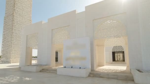 Mezquita blanca en Ajman timelapse hyperlapse, Emiratos Árabes Unidos — Vídeos de Stock