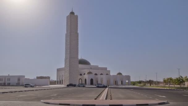 Witte moskee in Ajman timelapse hyperlapse, Verenigde Arabische Emiraten — Stockvideo