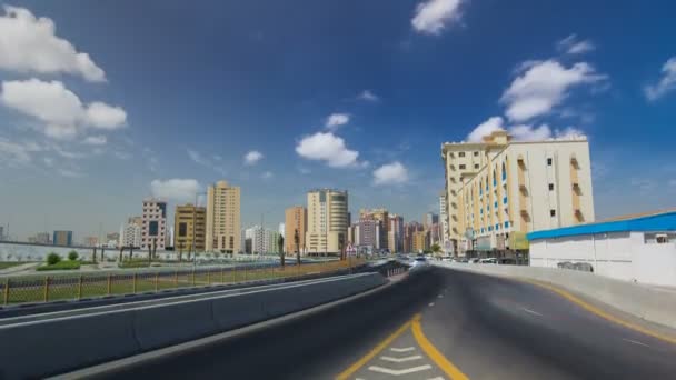 Paisaje urbano de Ajman desde el puente en el timelapse día. Ajman es la capital del emirato de Ajman en los Emiratos Árabes Unidos . — Vídeos de Stock