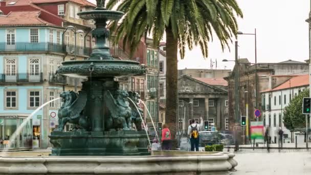 Fontána u náměstí kde je Carmo church se nachází v Porto, Portugalsko timelapse — Stock video