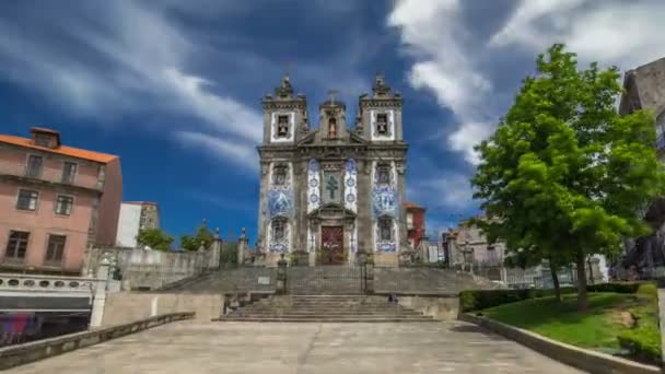 Iglesia de San Ildefonso timelapse hiperlapso, cubierto con baldosas típicas portuguesas llamadas Azulejos en Oporto, Portugal . — Vídeo de stock