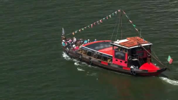 Penumpang dalam sebuah kapal pesiar di sungai Douro di perahu Tourist di Porto, Portugal timelapse — Stok Video