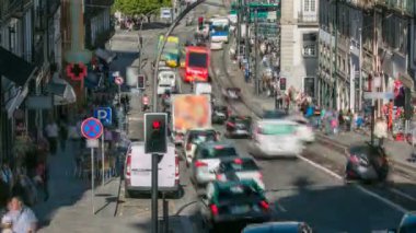 Sao Bento tren istasyonu ve Congregados Kilisesi timelapse Almeida Garret kare görünümü.