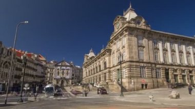Manzaraya Almeida Garret Meydanı ile Sao Bento tren istasyonu ve Congregados Kilisesi geri timelapse hyperlapse.