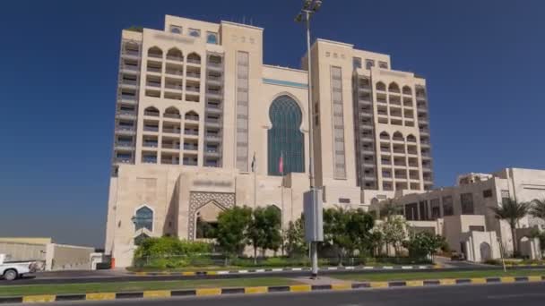 Edificio de lujoso hotel de 5 estrellas en Ajman timelapse hiperlapso ubicado cerca de las aguas turquesas del Golfo Arábigo . — Vídeo de stock