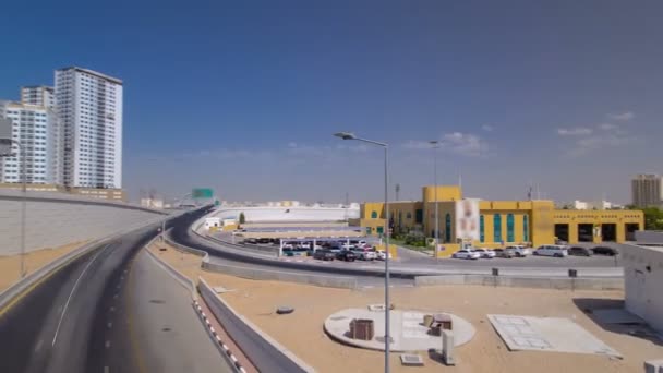 Paysage urbain d'Ajman depuis le pont à l'heure du jour. hyperlapse Ajman est la capitale de l'émirat d'Ajman aux Emirats Arabes Unis . — Video