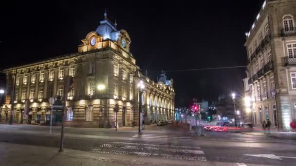 L'incrocio con la Stazione Ferroviaria di Sao Bento timelapse hyperlapse. La costruzione della stazione è una popolare attrazione turistica d'Europa . — Video Stock