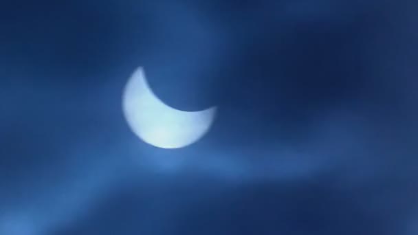 Éclipse solaire partielle un jour nuageux timelapse — Video