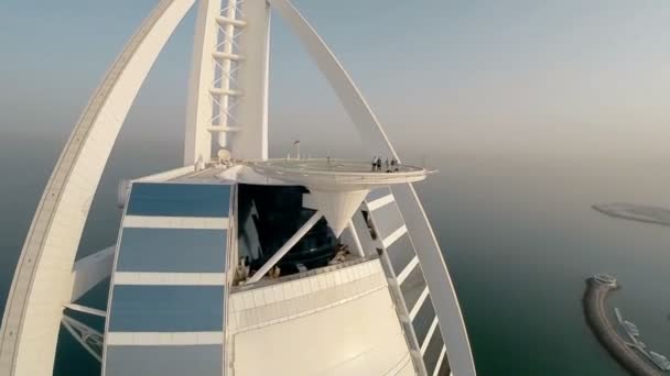 Burj Al Arab hotel em Dubai, Emirados Árabes Unidos. Vista de helicóptero — Vídeo de Stock