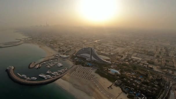 Пляж Джумейра рядом с отелем Бурдж Аль Араб в Дубае, ОАЭ. Вид на вертолёт — стоковое видео