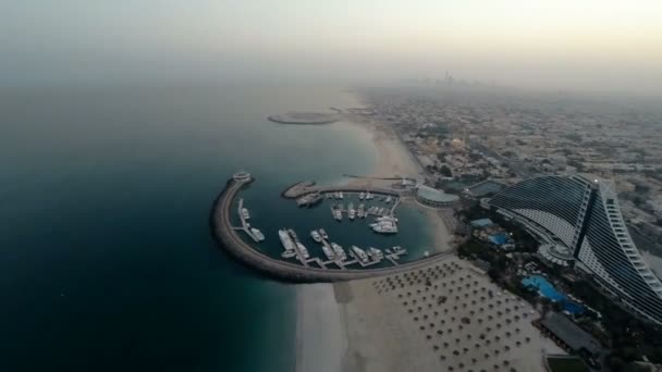 Jumeirah Beach v blízkosti hotelu Burj Al Arab v Dubaji, Spojené arabské emiráty. Vrtulník pohled — Stock video