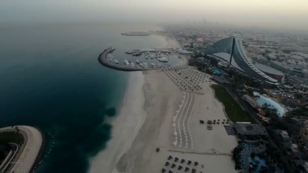 Jumeirah Beach in de buurt van Burj Al Arab hotel in Dubai, Verenigde Arabische Emiraten. Helikopter-view — Stockvideo