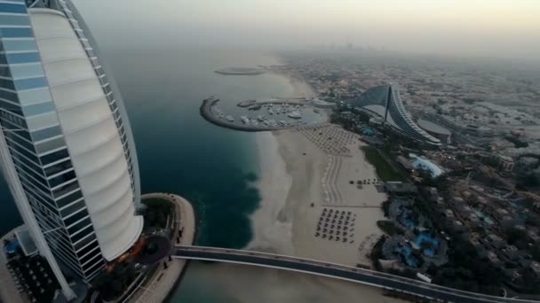 Hotelu Burj Al Arab v Dubaji, Spojené arabské emiráty. Vrtulník pohled — Stock video