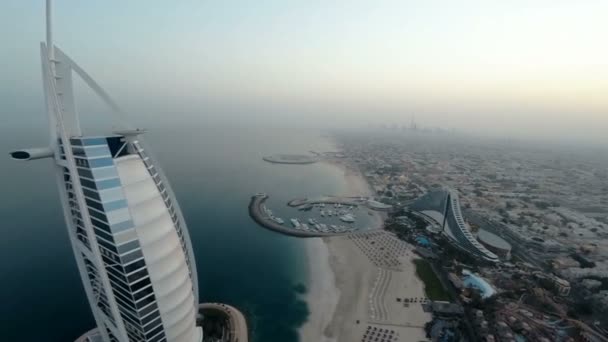 Hotel Burj Al Arab en Dubai, Emiratos Árabes Unidos. Vista en helicóptero — Vídeo de stock