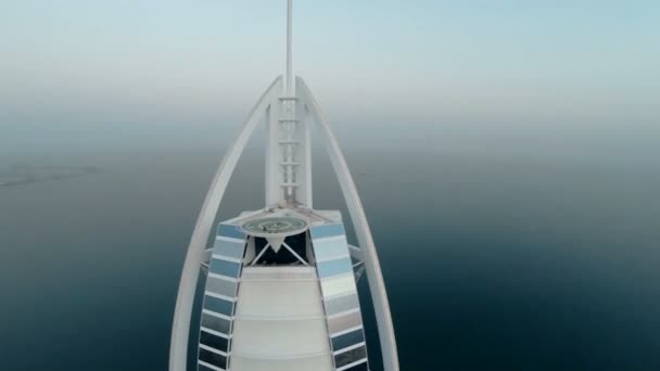 Burj Al Arab hotel in Dubai, Verenigde Arabische Emiraten. Helikopter-view — Stockvideo