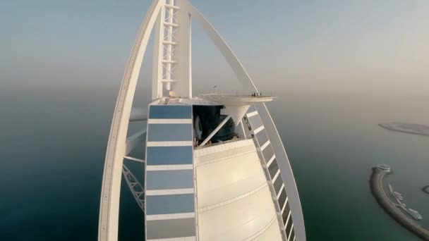 Hotel Burj Al Arab hotel w Dubai, Zjednoczone Emiraty Arabskie. Śmigłowiec widok — Wideo stockowe