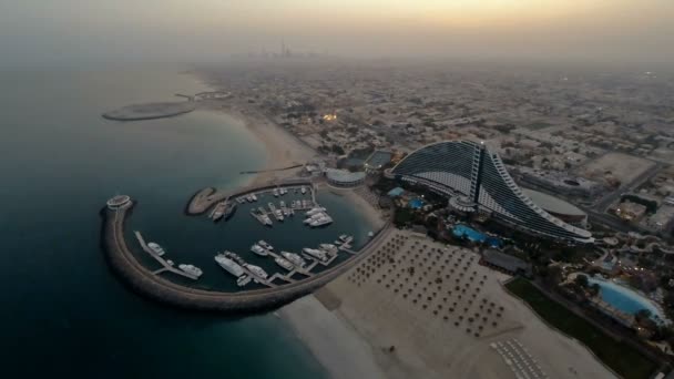 Playa Jumeirah cerca del hotel Burj Al Arab en Dubai, Emiratos Árabes Unidos. Vista en helicóptero — Vídeo de stock