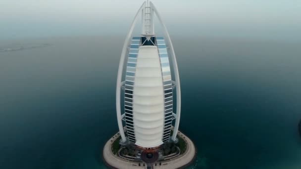 Burj Al Arab hotel em Dubai, Emirados Árabes Unidos. Vista de helicóptero — Vídeo de Stock