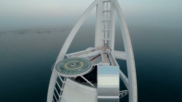 Burj Al Arab hotel em Dubai, Emirados Árabes Unidos. Vista de helicóptero — Vídeo de Stock