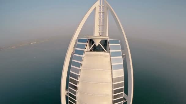 Hotel Burj Al Arab en Dubai, Emiratos Árabes Unidos. Vista en helicóptero — Vídeos de Stock