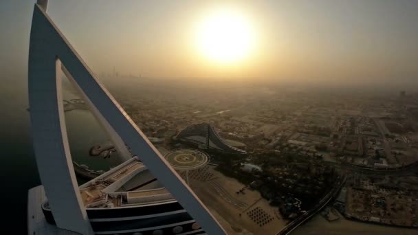 Hotel Burj Al Arab hotel w Dubai, Zjednoczone Emiraty Arabskie. Śmigłowiec widok — Wideo stockowe