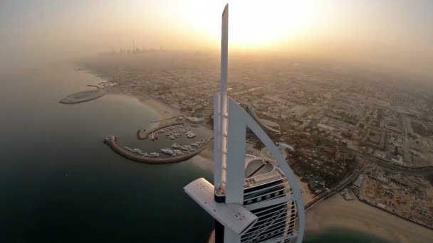 Отель Burj Al Arab в Дубае, ОАЭ. Вид на вертолёт — стоковое видео