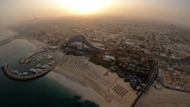 ドバイ、アラブ首長国連邦のブルジュ アル アラブ ホテル ジュメイラ ビーチ。ヘリコプター ビュー — ストック動画