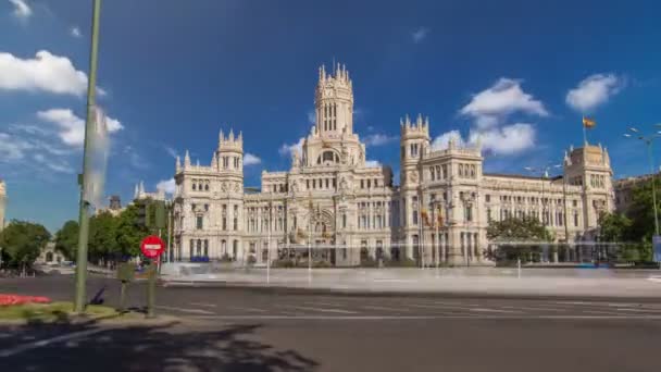 Cibeles fontän och trafik på Plaza de Cibeles i Madrid timelapse hyperlapse, Spanien — Stockvideo