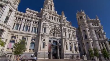 Cibeles Sarayı timelapse hiperlapse: Madrid Belediye Binası, kültür merkezi ve şehrin ikonik anıtı. Madrid, İspanya