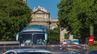 Puerta de Alcala timelapse Plaza de la Independencia Madrid, İspanya, Neo-Klasik bir abidesi.