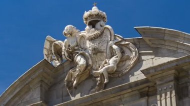 Puerta de Alcala timelapse hiperlapse üstünde heykel Madrid Plaza de la Independencia bir Neo-klasik anıt, İspanya.