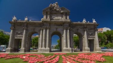 Puerta de Alcala timelapse hyperlapse Madrid Plaza de la Independencia bir Neo-klasik anıt, İspanya.