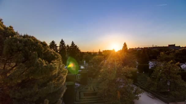 Gyönyörű naplemente időzítés Sabatini kertek közelében Királyi palota Madridban, Spanyolország — Stock videók